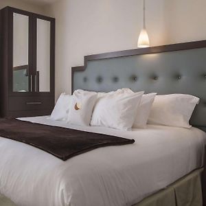 Zimmer mit Kingsize-Bett